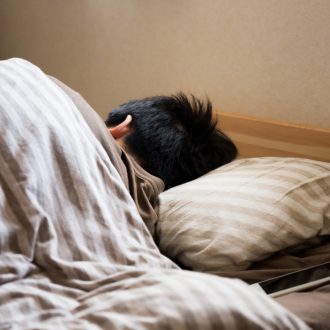 逆流性食道炎と睡眠方法｜日中は症状、原因は睡眠時